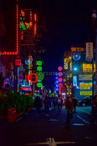 五彩斑斓的日本夜间繁华街道