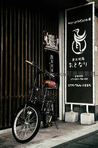 停在炭火烧鸡店前的复古单车