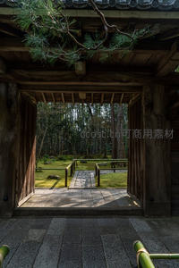 木门框中的幽深庭院