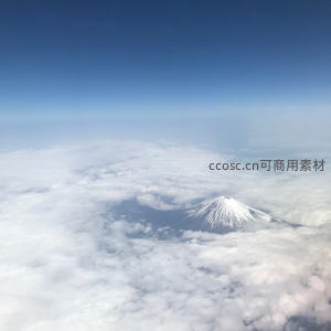 云海之上的富士山雪顶航拍