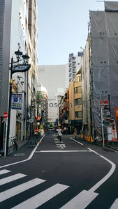 东京小巷行人漫步都市街景