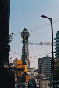 日立塔在城市街角的剪影