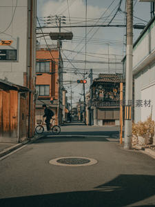 巷弄单车行，电线交织的日常街景