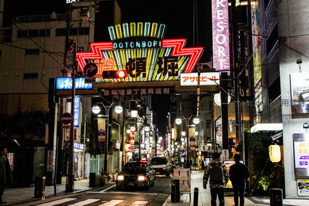 道顿堀霓虹璀璨，夜幕下的繁华商业街景