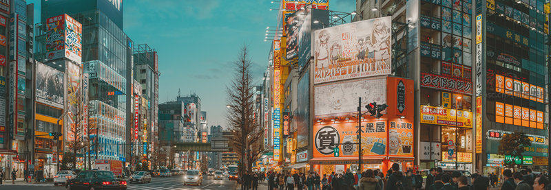 黄昏时分的繁华购物大道