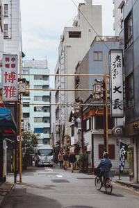 窄巷深处传统招牌林立