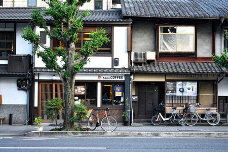 京都街角咖啡馆与传统町屋的静谧时光