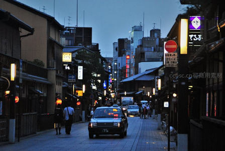 黄昏时分的京都老街，霓虹初上行人稀