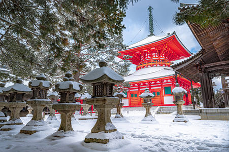 雪覆古寺，红塔映衬冬日静谧之美