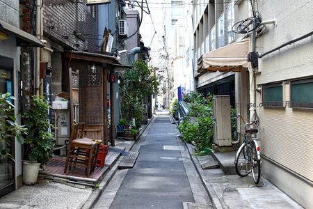 静谧日式小巷，绿植与单车点缀生活气息