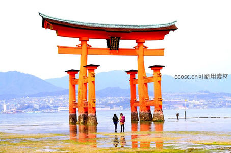 海上巨型鸟居，游客驻足欣赏壮丽海景