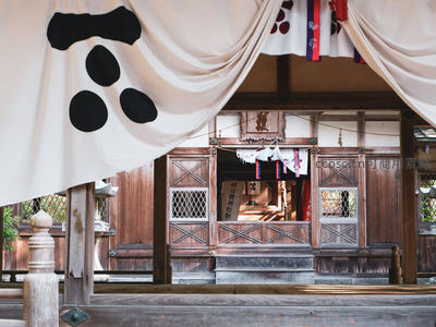 神社入口，庄严古朴