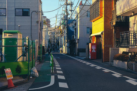 午后小巷，光影交错