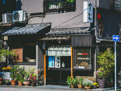 日式老铺门前花团锦簇小巷