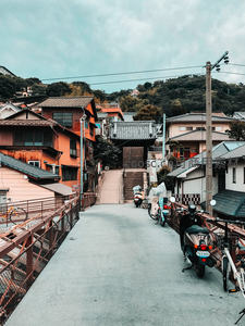 坡道上的日式住宅区街景