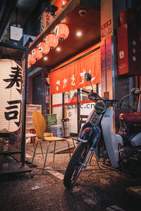 摩托小店，门前灯笼下的日式风情一角