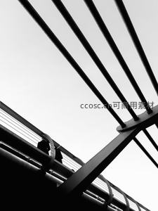 黑白构图下的金属结构与天空