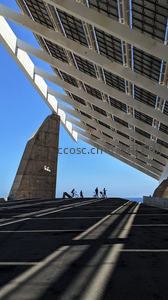 现代建筑下骑行者剪影与光影