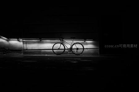 夜色中被灯光勾勒的孤单车影，静谧而富有诗意