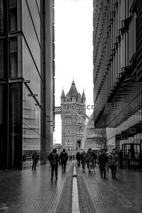 黑白构图中现代玻璃幕墙夹缝望见塔桥尖顶