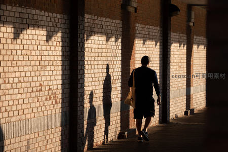 光影走廊中独行者的剪影