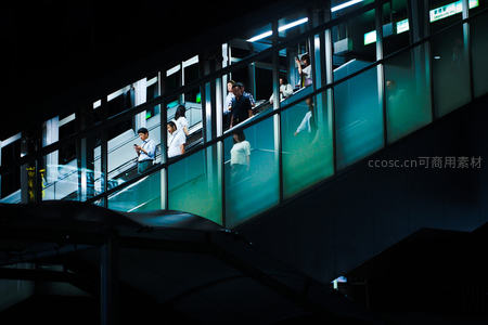 夜幕下地铁站台的流动光影