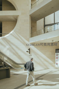 美术馆内沐浴阳光的访客