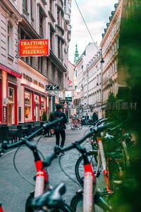 欧洲街头披萨店前的自行车巷