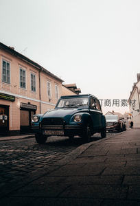 复古小车停驻石板路老城街角