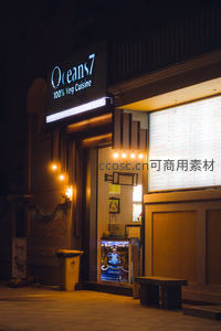 夜晚霓虹下的素食餐厅入口