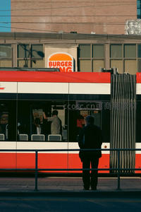 电车旁等待的行人剪影