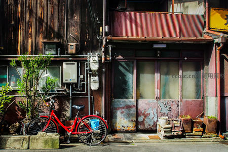 红单车停靠老旧街角