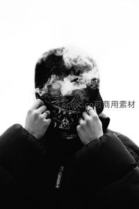 烟雾缭绕的神秘面罩人