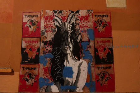 橙墙上的街头涂鸦艺术充满神秘色彩