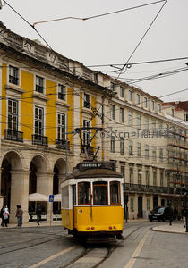 黄色电车穿行于欧式古典建筑街区