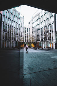 现代建筑庭院中的滑板少年