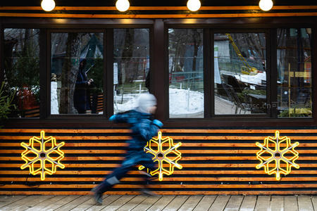 雪夜奔跑的孩子与霓虹雪花