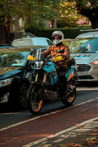 城市街道上的摩托车骑士