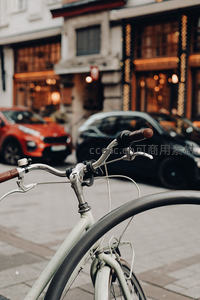 街角单车与城市光影