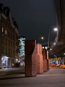 夜幕下的砖墙艺术装置与都市街景