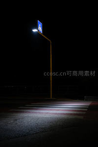 夜色中孤灯照亮斑马线
