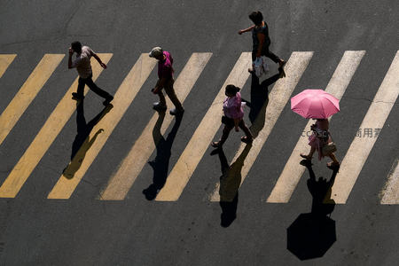 高空俯瞰行人穿越斑马线