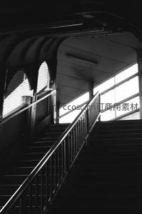 黑白光影中的复古楼梯