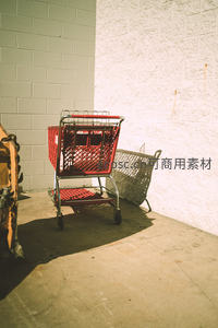 红色购物车停靠墙角