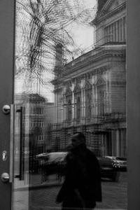 玻璃倒影中的古典建筑