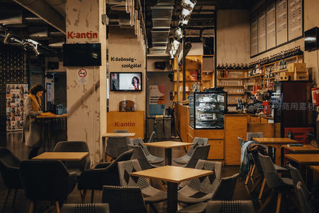 现代咖啡馆内温馨一角