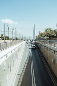 阳光下的城市高架桥车流