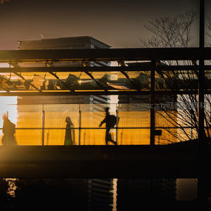 黄昏天桥上的剪影行人