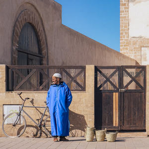 传统服饰老人与老式自行车