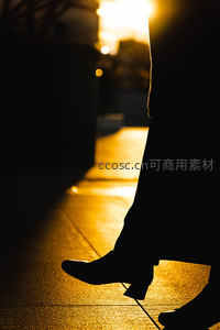 黄昏街角的剪影与暖光